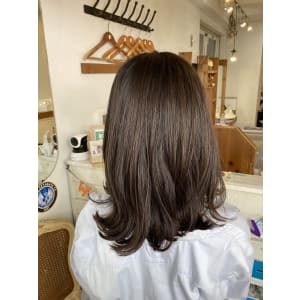 大人可愛いナチュラルストレート外ハネセミディヘア梅ヶ丘美容室