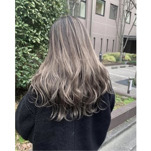 ホワイトベージュ　ハイライト　デザインカラー　ケアブリーチ