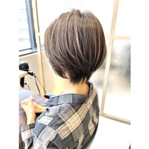 大人可愛い♪アッシュベージュ×ショートヘア