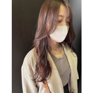 顔まわりレイヤーカットとピンクベージュ