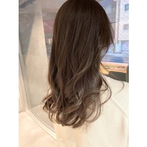 ブリーチ履歴を利用して、柔らかく艶のあるベージュカラー☆