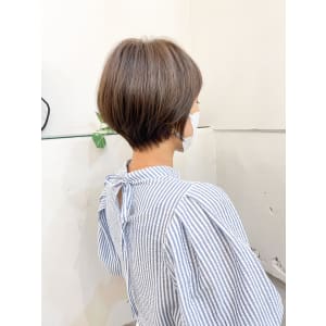 ひし形シルエット束感丸みショートボブ　襟足美人丸み　アッシュ
