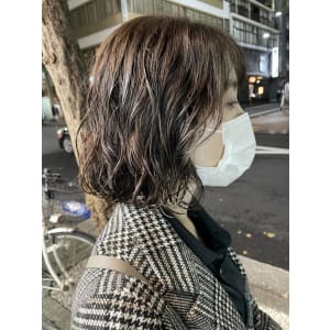 オリーブベージュと巻き髪風ボブニュアンスパーマ