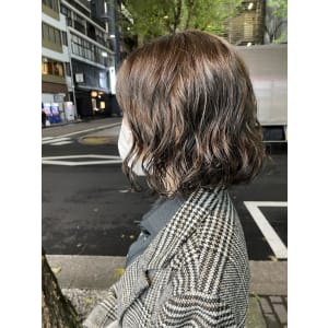 オリーブベージュと巻き髪風ボブニュアンスパーマ