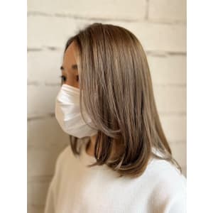 明るめアッシュブラウン　ミディスタイル