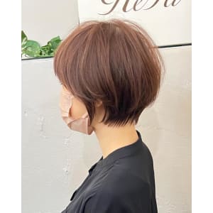 大人の束感ショート　襟足美人で首元スッキリ透明感ベージュ