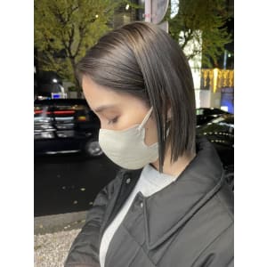 細めハイライト　オリーブベージュ　大人ボブ