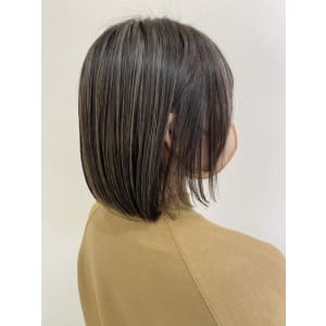 細めハイライトで繊細グレージュカラー