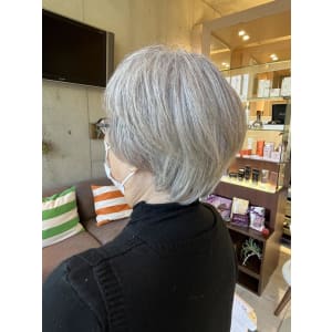 白髪を活かしたヘア - EMU international 春日部本店【エムインターナショナル】掲載中