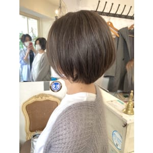 レディースショート前髪長めの前下がりショートボブ40代50代