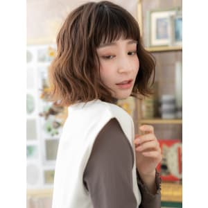 オン眉大人かわいいくせ毛風エアリーミディ　プラチナグレージュ