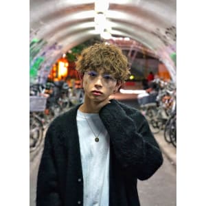 メンズヘア整形スパイラルパーマ波巻きツイストメンズパーマ髪型