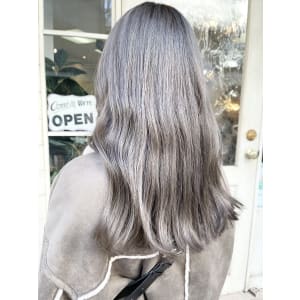 ハイトーンシルバーグレージュ艶感ロングヘア30代梅ヶ丘美容室