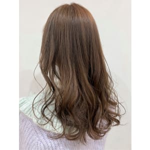 ミルクティーベージュカラー×ゆる巻きロング - e.m.a PREMIUM BEAUTY SALON【イーエムエープレミアムビューティーサロン】掲載中