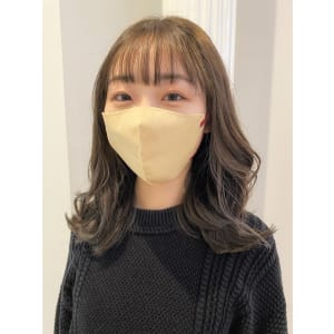 ミルクティーグレージュカラー×ゆる巻きミディアム