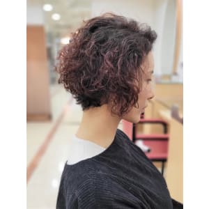 パーマ×カシスブラウンカラーで作る大人の前髪なしショートボブ