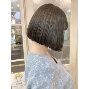 暗髪でも大人可愛い前髪あり前下がりショートボブ梅ヶ丘美容室