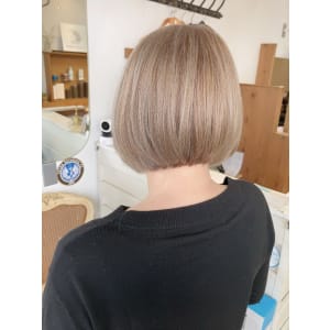 前下がりグラデーションボブハイトーンストレート50代梅ヶ丘