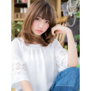ミルクティーブラウン抜け感ヘア小顔ミディ　ゆるふわ巻き