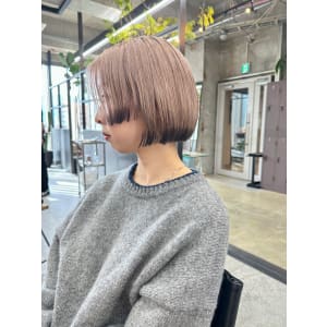 "裾カラー"ナチュラルなハイトーンの中にエッジを