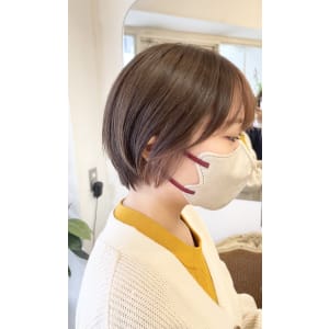オフィスにも◎小顔見えインナーカラーまるみショートボブ梅ヶ丘