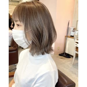 透明感グレージュ　くびれヘア