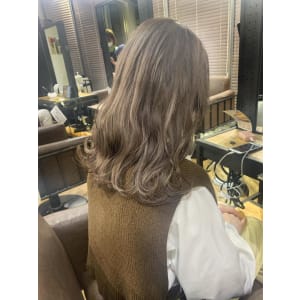ホワイトグレージュ コンマヘア くすみカラー グレージュ