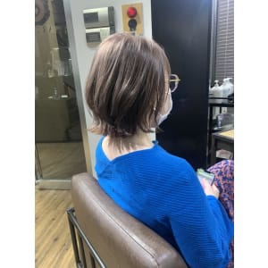 ホワイトグレージュ コンマヘア くすみカラー グレージュ