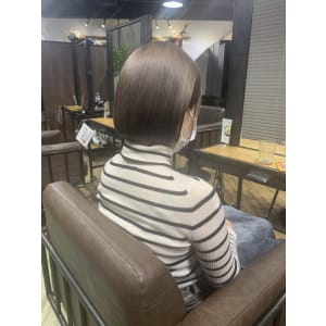 ホワイトグレージュ コンマヘア くすみカラー グレージュ
