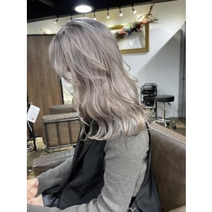 ホワイトグレージュ コンマヘア くすみカラー グレージュ