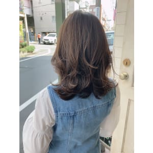 大人艶髪ダークオリーブグレージュオフィスで浮かないカラー