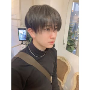 極細ハイライトのグレージュマッシュメンズショートスタイル