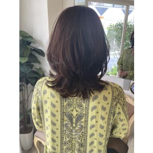 2023年人気ヘアスタイル上品レイヤーの大人くびれミディアム
