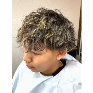 ハイライトカラー×ツイストスパイラルパーマ - THIS IS BARBER 2nd【ディスイズバーバーセカンド】掲載中