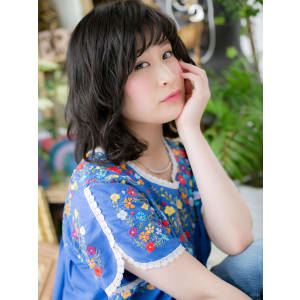 大人かわいい黒髪小顔くせ毛風エアリーミディ　ダークグレージュ