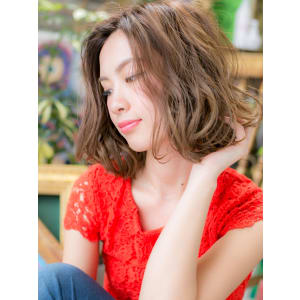 外国人風アッシュベージュ大人エアリーボブ　リラクシー