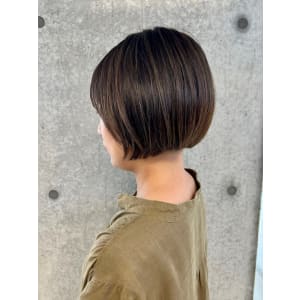 前下がりボブ　透明感ハイライトカラー