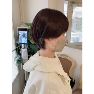 耳掛けショート顔周りの小顔効果で好印象ヘアスタイル