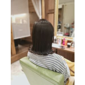 外ハネボブストレート大人可愛い20代30代40代小顔暗髪ミデ