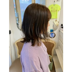 外ハネくびれミディアムしばりやすい髪型前髪ありウルフミディ