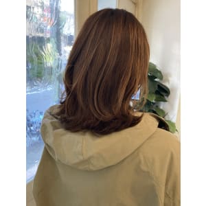 重めミディアムハイライトが入ったダークカラーで大人可愛い