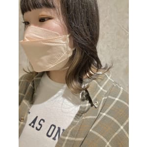 グレージュインナーカラー×切りっぱなしくびれボブ