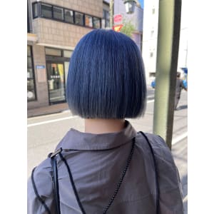 ブリーチ一回以上ブルーカラー切りっぱなしボブホワイトシルバー