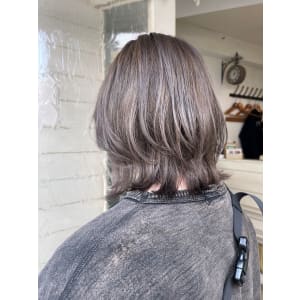 ブリーチ一回外ハネくびれボブシルバーグレージュヘアカラー