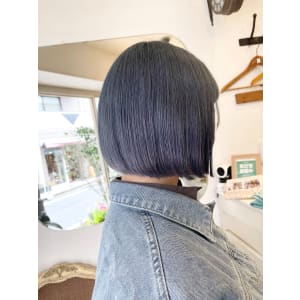 顔まわりちょいウルフ切りっぱなしボブブリーチ一回ブルーカラー