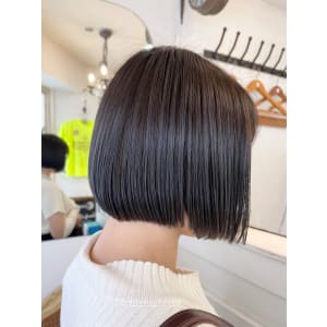 ミニボブ切りっぱなしボブグレージュ色持ち良いカラー梅ヶ丘