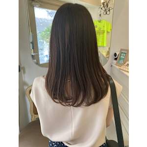 ナチュラルなコスメストレートで重軽ミディアムロング