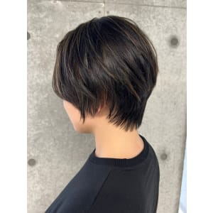 大人ショートと細めのハイライト