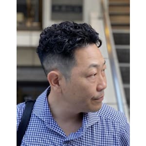 イケオジビジネスマン　かきあげオールバックパーマ