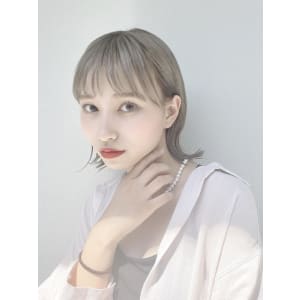 ハイトーン　ベージュ　前髪　おくれ毛